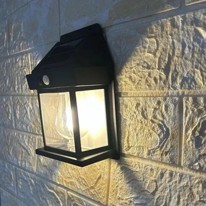 Solarna zidna lampa za dvorište
